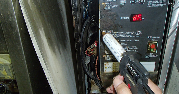 冷蔵庫モーター部ベイト剤注入